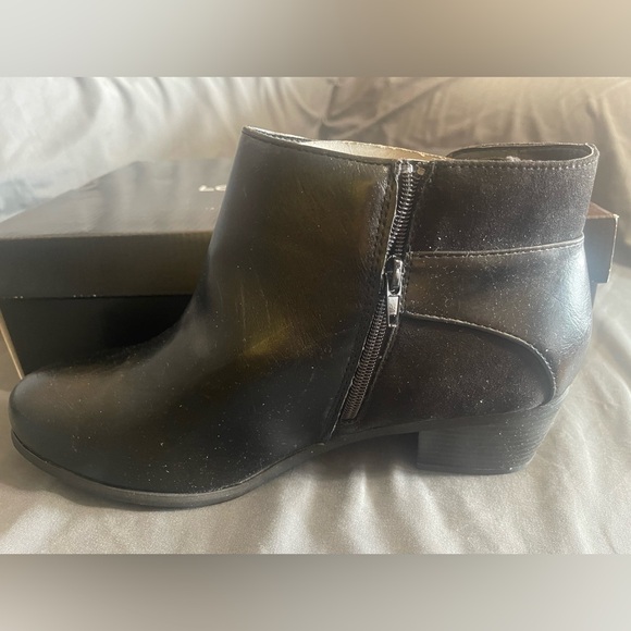 Brand NEW. Never work London Fog Haley Bootie. Size 11W - Picture 3 of 4
